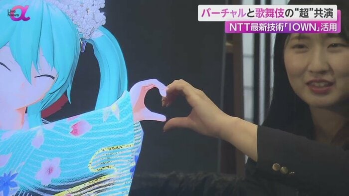 記者とリアルタイムでやりとりをするバーチャルシンガー・初音ミクさん