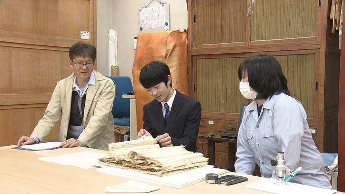 宮内庁書陵部で古典資料の補修作業をご覧に