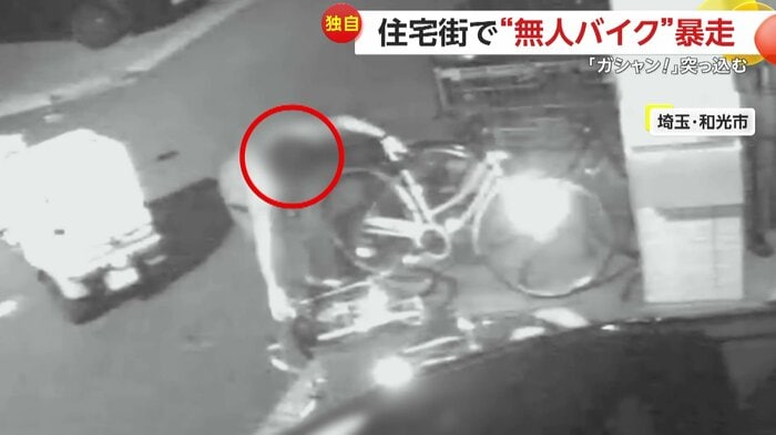 倒れた自転車を起こす男性(視聴者提供)