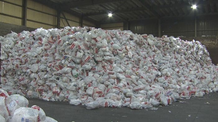 1日50トンを超えるプラごみが集まる仙台市内の工場