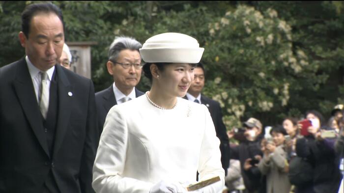 内宮・参道を進まれる愛子さま(三重・伊勢市)