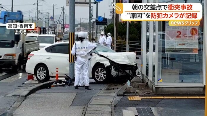 フロント部分が大きく破損した白い車