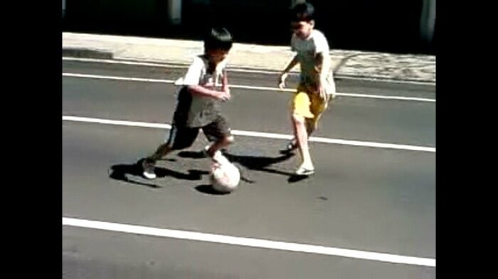 ブラジルで現地の子どもを相手に一対一の勝負を仕掛ける中村敬斗(当時8歳)