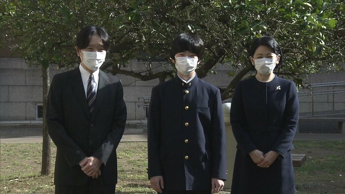 お茶の水中の卒業式に出席された悠仁さまと秋篠宮ご夫妻(17日午前)