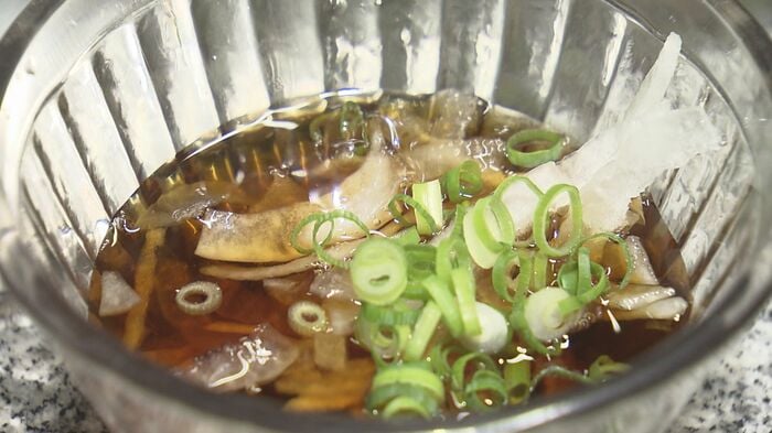 だしにつけてそうめんを口に運ぶ!