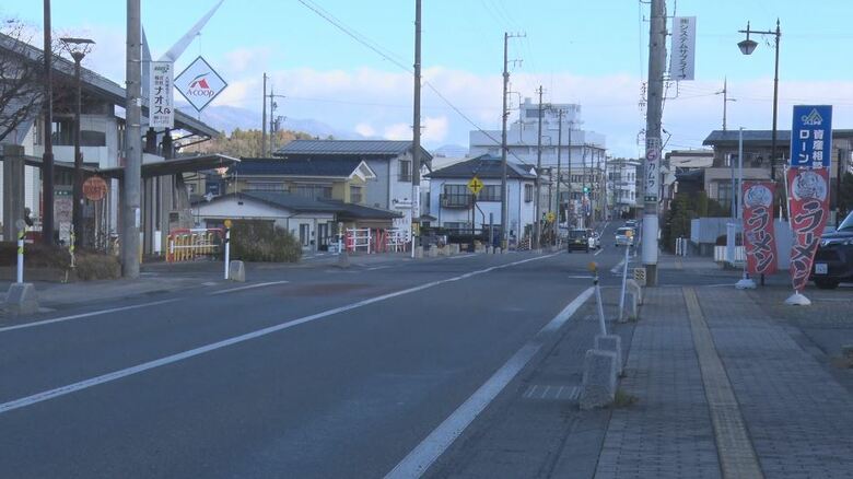 27歳女性が運転の車にはねられ62歳男性が意識不明　歩いて道路横断中…街灯が少ない交差点｜FNNプライムオンライン