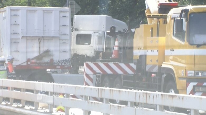 首都高でトレーラーが壁に突っ込む事故 4号線下りと都心環状線外回り・内回りの三宅坂JCT~西新宿JCT間で通行止め|FNNプライムオンライン