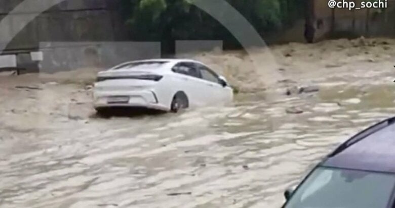 1日で1カ月分の雨…ロシアで人気のリゾート地「ソチ」に豪雨　街は水浸し、車は押し流され　2014年のオリンピック開催地｜FNNプライムオンライン