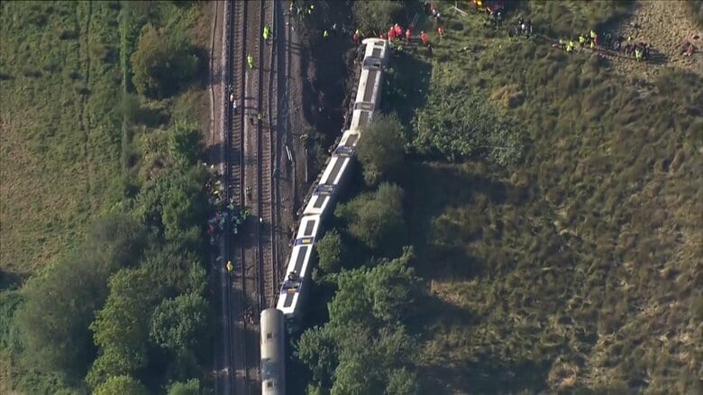 2日連続で列車の脱線事故　150人乗り列車は3両横倒しに　20人けがうち2人重傷　“暑さでレールが膨張し変形”か　イギリス南東部｜FNNプライムオンライン