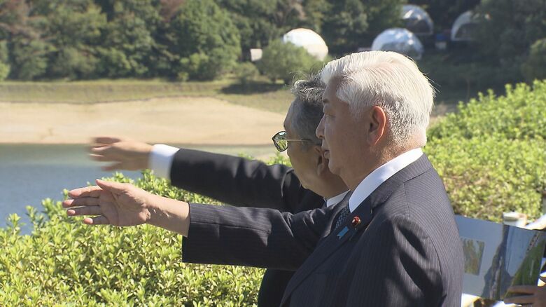 自衛隊機が墜落し2人が死亡…愛知県犬山市の入鹿池を中谷防衛相が初めて訪問 地元の人に声をかけ謝罪する場面も｜FNNプライムオンライン