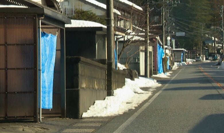 「ブルーシートの謎」富山県内で見かける車庫のカーテンは雪国の知恵？｜FNNプライムオンライン