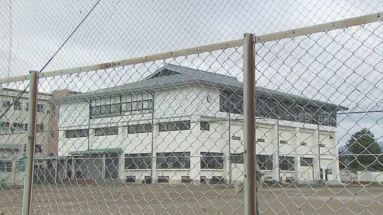 「火をつけた」14歳未満の少年が話す　中学校の剣道場の壁や畳が焼ける　警察が事情聴く｜FNNプライムオンライン