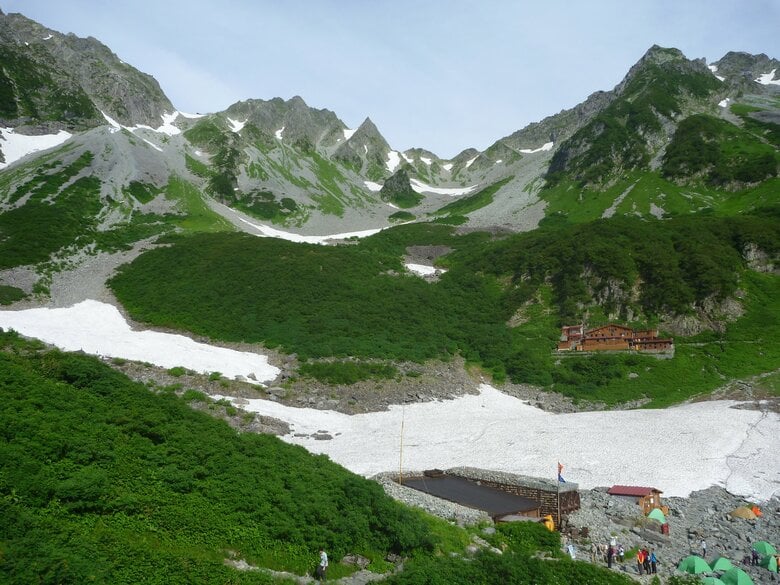 北アルプスの涸沢で東京の57歳大学教授が転倒　脚の骨を骨折し歩けず　山岳遭難救助隊員らが救助｜FNNプライムオンライン