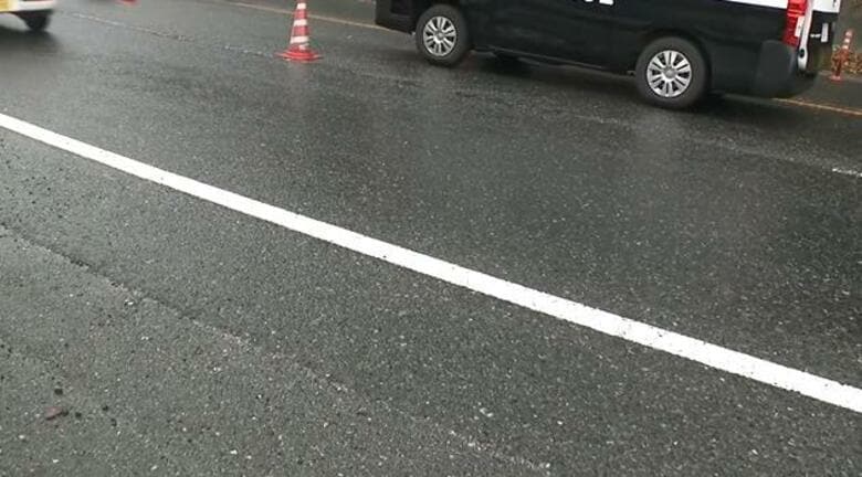 廿日市市で軽トラックと大型トラックが衝突する死亡事故　軽トラックがぬれた路面でスリップしたか　広島｜FNNプライムオンライン