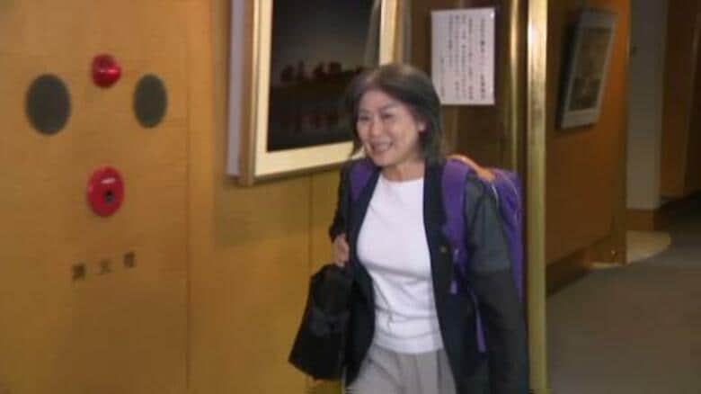 不信任突き付けられた田久保市長　判断たずねる声掛けに「お疲れ様です」と返すのみ　退庁時も取材に応じず　登庁時は無言　議会の解散か？辞職・失職か？　法律で定められた判断期限は9月11日｜FNNプライムオンライン