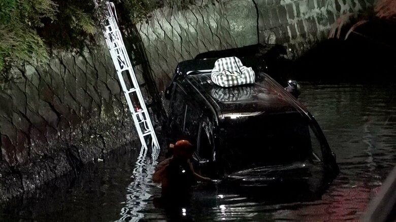 「車の上で救助を求めている…」　柵を突き破った車が海に転落 運転の20代男性は自力で脱出しケガなし｜FNNプライムオンライン