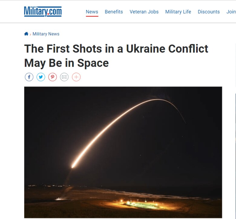 ミリタリー・ドットコム(Military.com)が2月15日に掲載したネット記事。見出しには、「ウクライナ情勢を巡る最初の一撃は宇宙で起きるかもしれない」とある。