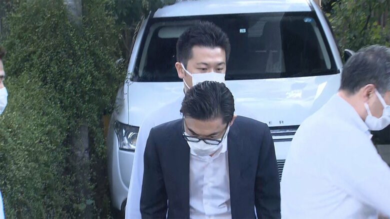 田辺容疑者は、集まった報道陣に一礼して、捜査車両に乗り込んだ。