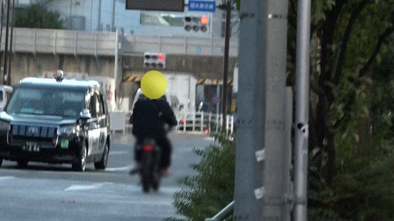車道を逆走している