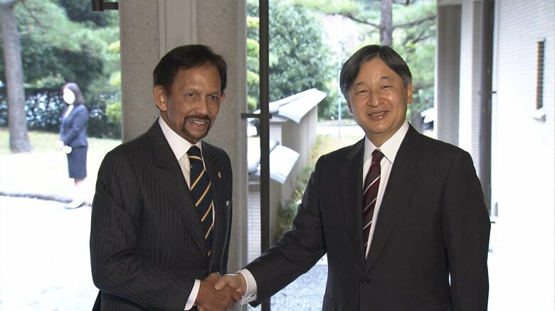 ブルネイのボルキア国王と握手を交わされた陛下