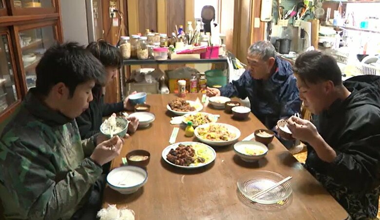 大山さんは若手たちと共同生活を送っている