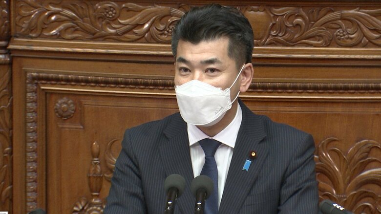 代表質問に立つ立憲民主･泉代表（19日 衆院本会議場）