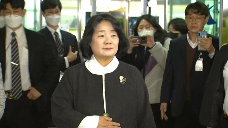 判決が言い渡された後、裁判所前で記者団の質問に答える尹美香被告