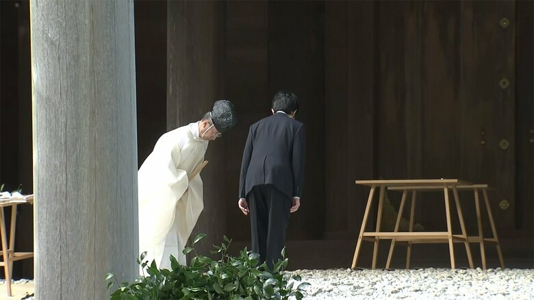 玉ぐしをささげられる悠仁さま