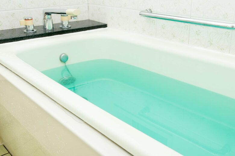 柔軟剤を使わなければ色が付いた残り湯でも洗濯に再利用できる（画像はイメージ）