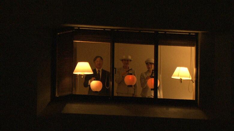 提灯を振って歓迎に応えられる両陛下と愛子さま