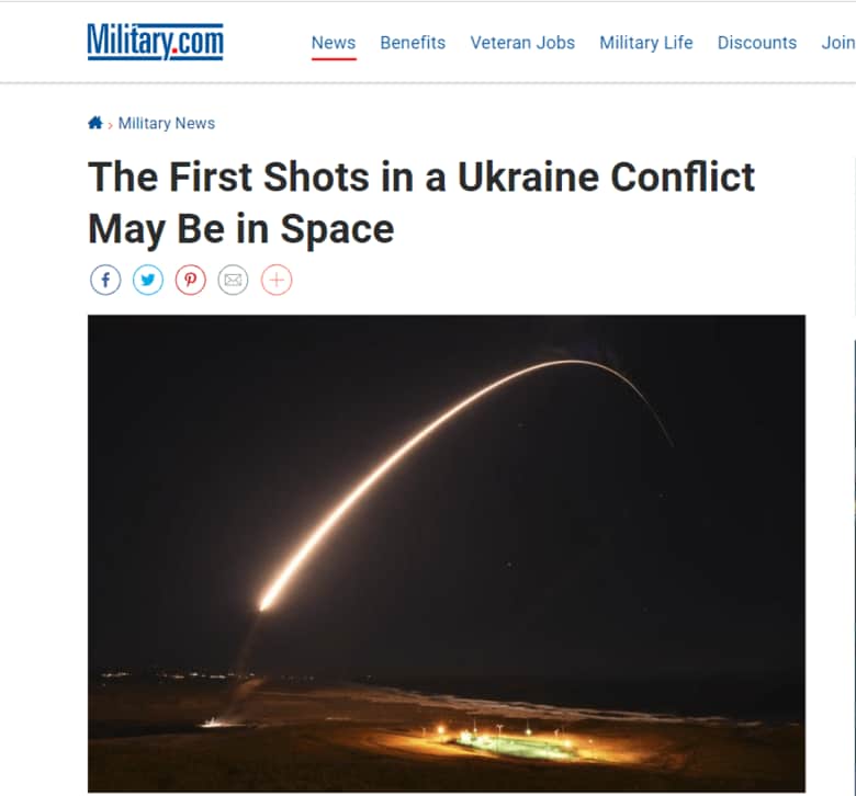 ミリタリー・ドットコム（Military.com）が2月15日に掲載したネット記事。見出しには、「ウクライナ情勢を巡る最初の一撃は宇宙で起きるかもしれない」とある。
