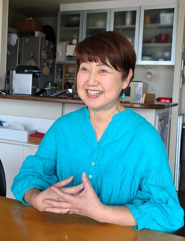 インタビューに答える竹山さん 「娘の障がいを周囲に隠したことはない」と明るく語る