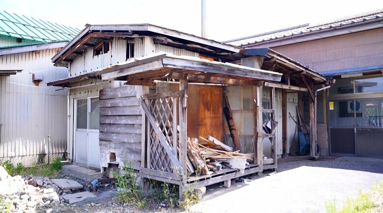 間欠泉が噴き出す小屋
