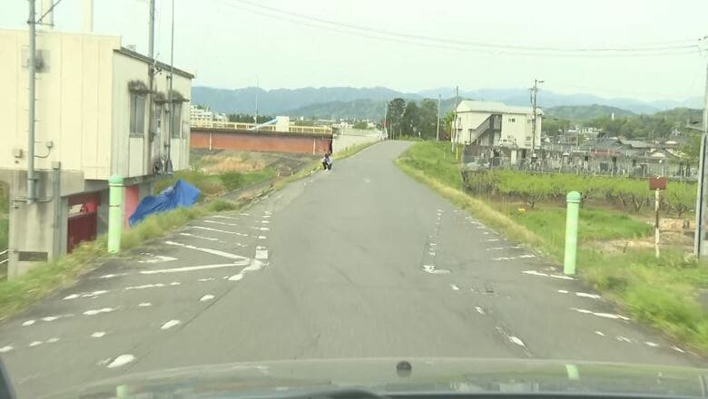 事故を起こした車が走っていた堤防道路