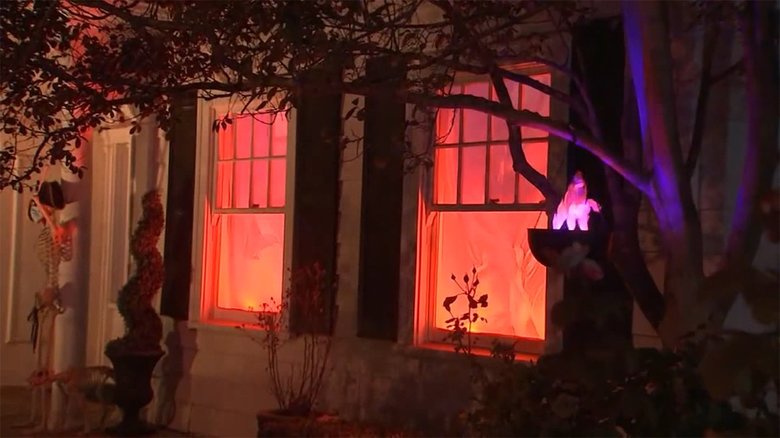 リアルすぎる装飾で通報 ハロウィンで騒ぎ