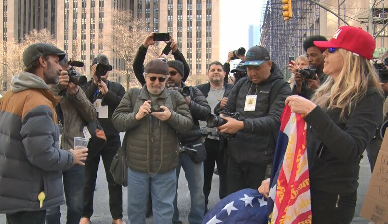 トランプ支持派と反対派が口論（ニューヨーク・2023年）