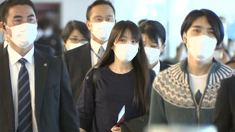 ニューヨークに出発する小室眞子さんと圭さん(14日 羽田空港)