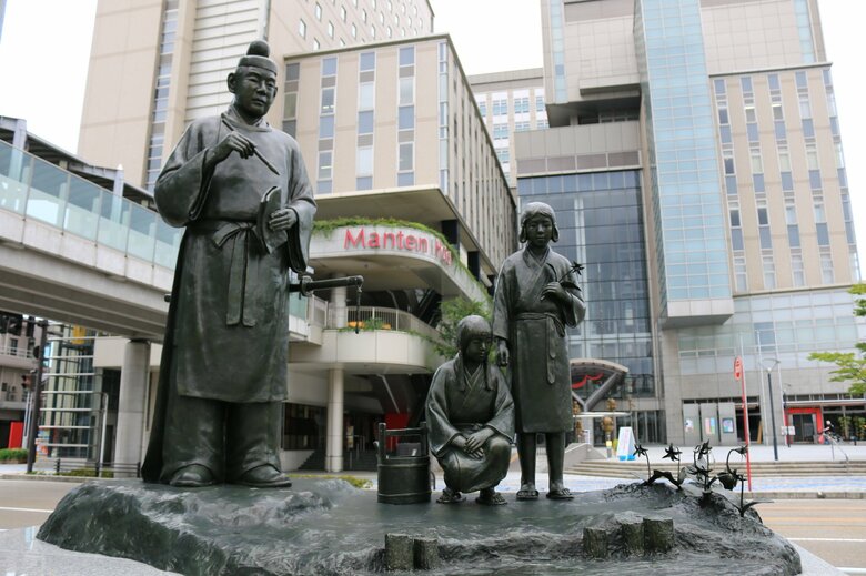 大伴家持像（富山・高岡市）