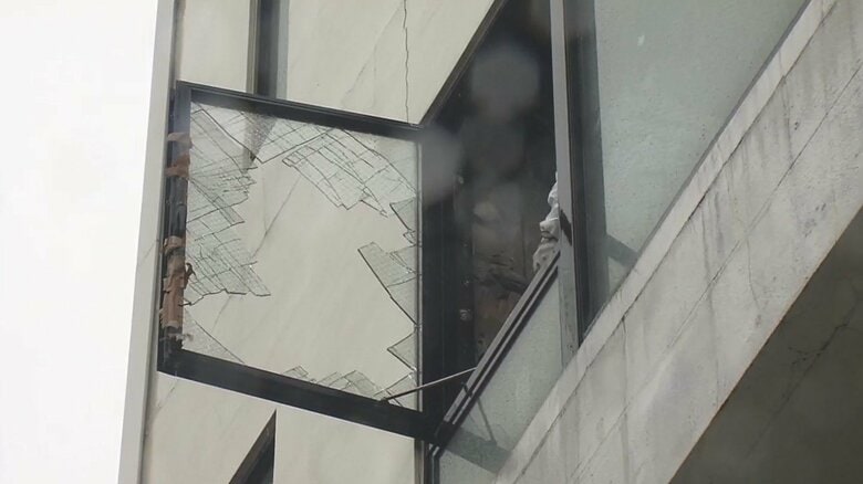 暴風で壊れたビルの窓