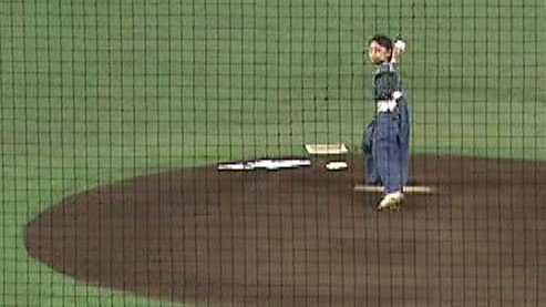 NHK大河ドラマ「軍師官兵衛」出演時の衣装で始球式に臨む若山容疑者（2014年）