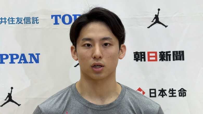 取材に応じる河村勇輝（16日、都内）