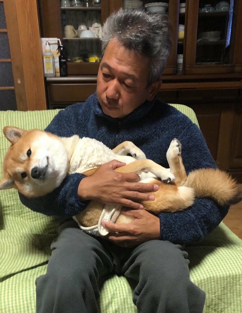 むぎちゃんを抱っこするお父さん