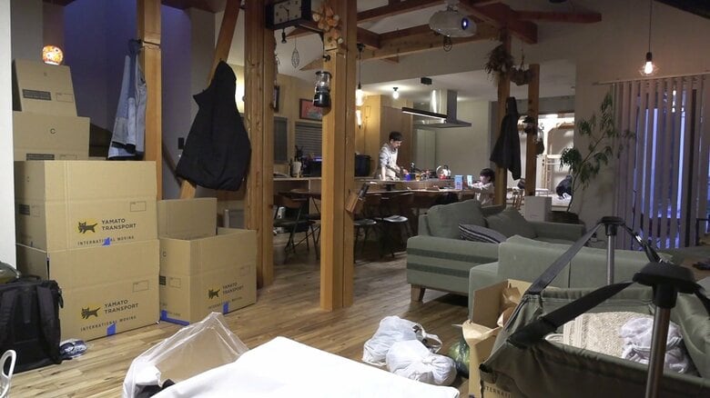 部屋の片隅に積まれた段ボール箱