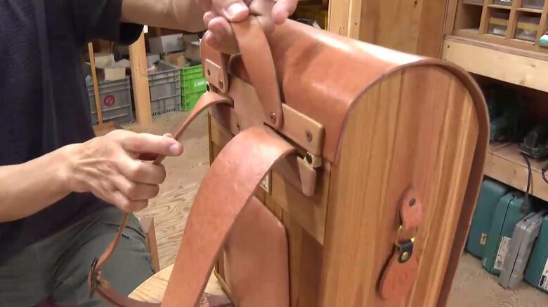 フラップの部分と肩ベルトは革を使用