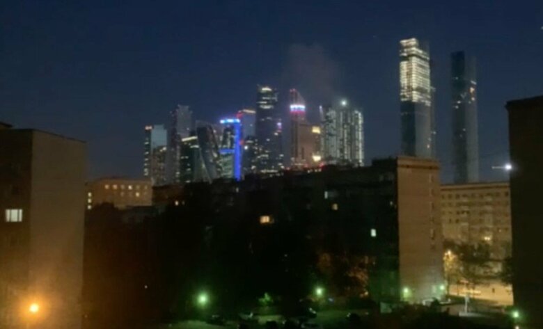 自宅の近くにあるモスクワのオフィスビル街「モスクワ・シティ」。ドローン攻撃で摩天楼に煙が浮かんだ（2023年8月）