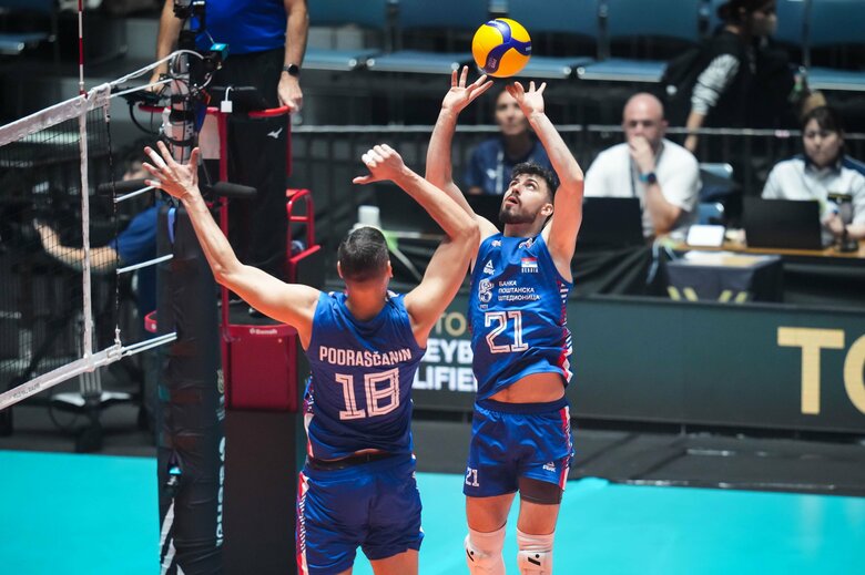 ポドラスチャニン（背番号18）とトドロビッチ（同21）（写真：©️FIVB）