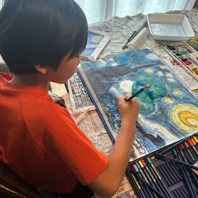 絵を描いている弟さん（提供：櫻井京太郎さん）