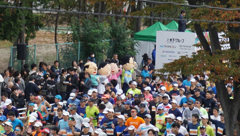 サザエさん一家が沿道で応援