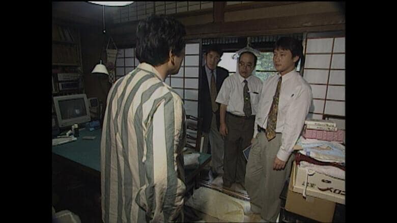 取材に応じた河野さんはパジャマ姿で疲れた様子だった（1994年8月）