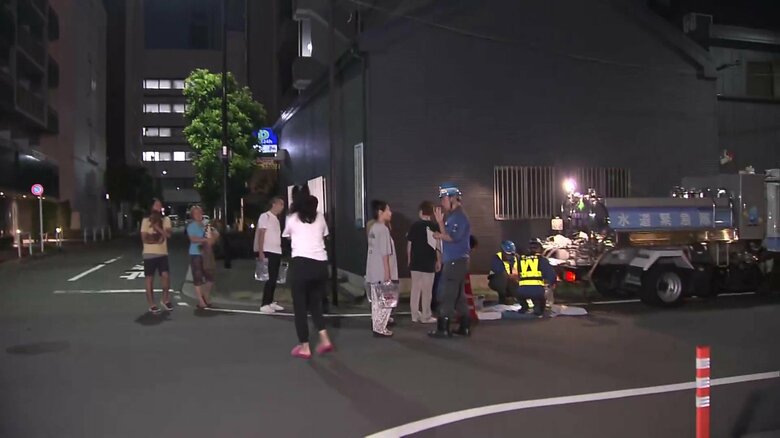 非常用飲料水が配られる様子